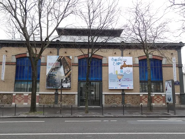 La Façade (visible depuis la sortie du métro - sortie 2)